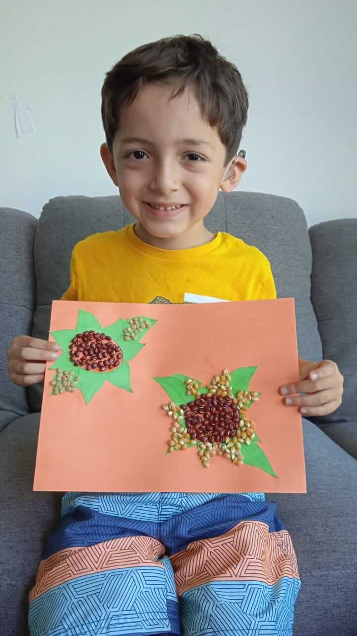 Composición artística con hojas, flores y semillas creada durante una clase en vivo