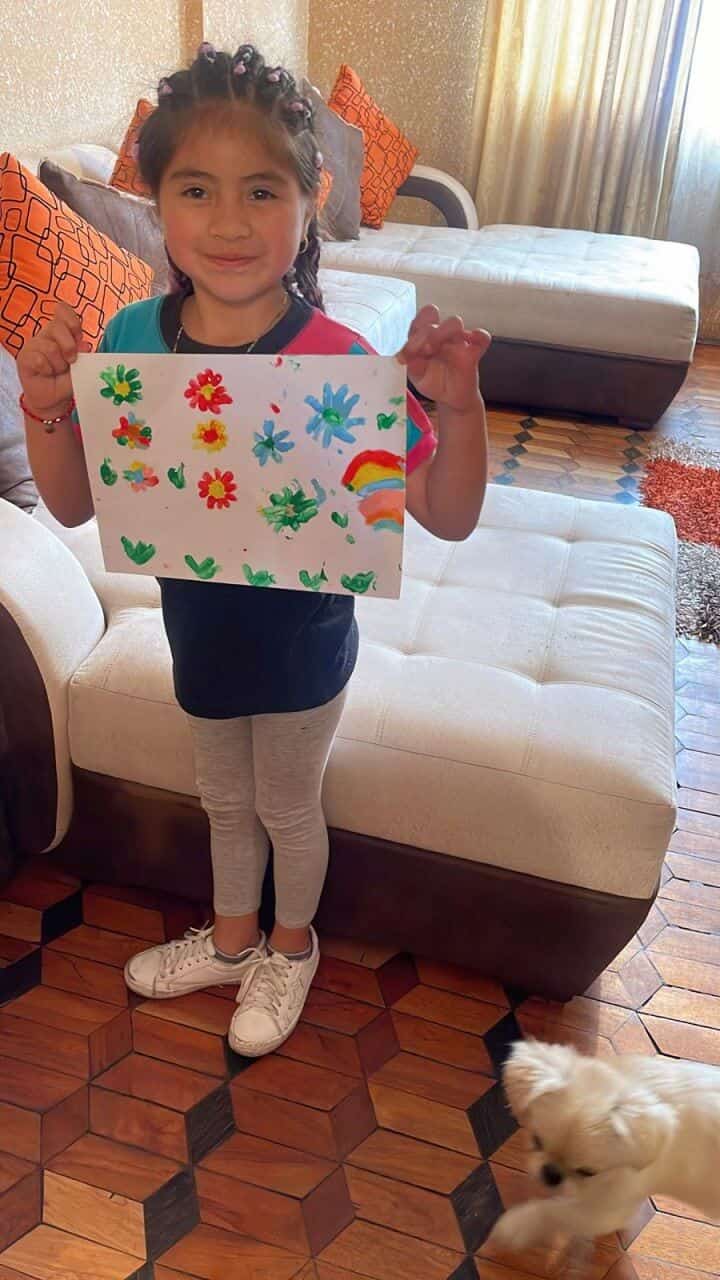 Detalle de una obra con hojas otoñales y flores prensadas